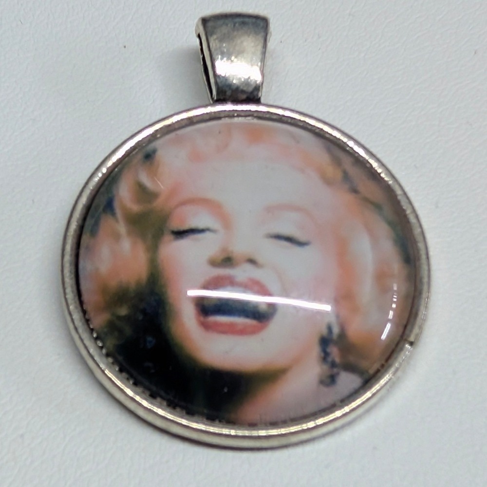 Vtg Marilyn Monroe Portrait Pendant for Necklace SilverTone Glass Cabochon Round